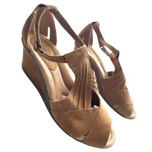 Earth Curvet Sandal Tan Biscuit Suede Peep-Toe Wedge Velcro Straps Size 9.5